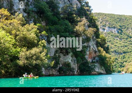 Provenza, Francia - 21 luglio 2020. Esterno di persone canoa sulle famose Gorges du verdon nella provenza francese. Foto Stock