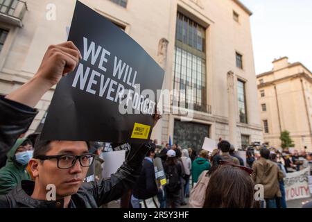 Londra, Regno Unito. 4 giugno 2023. Amnesty International UK e il gruppo di campagna June Fourth Sparks hanno tenuto una veglia fuori dall’ambasciata cinese a Londra per celebrare il 34° anniversario della sanguinosa repressione delle autorità cinesi contro manifestanti pacifici in piazza Tiananmen. facendo eco alle proteste a favore della democrazia del Libro bianco tenutesi lo scorso anno nelle città di tutta la Cina. Abdullah Bailey/Alamy Live News Foto Stock