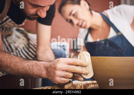 Fare arte è la medicina migliore. un giovane uomo e una donna che lavorano con l'argilla in uno studio di ceramica. Foto Stock