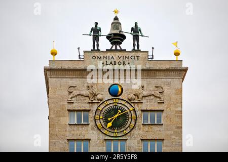 Torre dell'orologio, torre dell'orologio e meccanismo impressionante con i campanili, Krochhochhaus, Museo Egizio dell'Università di Lipsia, Sassonia, Germania Foto Stock