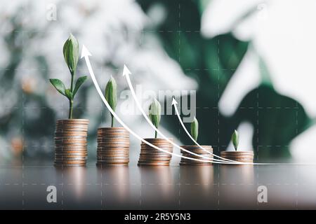 Risparmio di denaro, obiettivi di successo e concetto di crescita degli investimenti. Albero che cresce su monete stack con frecce che si innalzano su sfondo verde natura. Finanziario e Busi Foto Stock