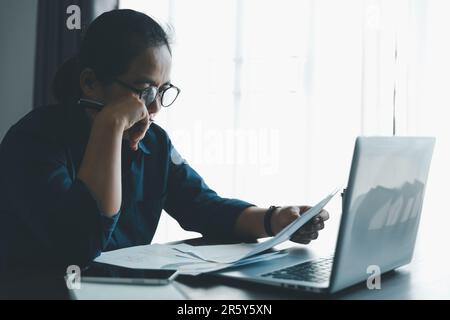 Stress uomo d'affari da duro lavoro, depressione in ufficio. Donna dipendente stanca e ansiosa con infelice al lavoro problema. giovane donna d'affari Foto Stock
