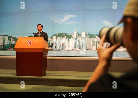 Hong Kong, Cina. 08th Apr, 2023. John Lee parla durante la sessione dei media. John Lee, Chief Executive di Hong Kong, incontra medias e giornalisti prima della riunione del Consiglio Esecutivo del 6th giugno. Parla dei recenti casi di omicidio a Hong Kong e delle attività della polizia in occasione del 34th° anniversario della repressione di piazza Tiananmen a Hong Kong. Credit: SOPA Images Limited/Alamy Live News Foto Stock