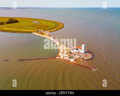 Punto di vista del drone ad angolo alto sul faro di Marken, Paesi Bassi. È stato costruito nel 1839. Foto Stock