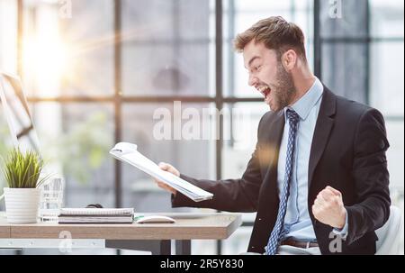 divertente dipendente maschile hanno divertente eseguire vincitore in ufficio moderno Foto Stock