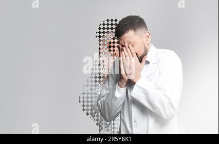 Uomo spaventato che ha allucinato su sfondo chiaro. Immagine distorta Foto Stock