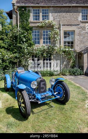 Bugatti Type 35 al giorno aperto al Middlewick House Gardens Corsham Wiltshire UK Foto Stock