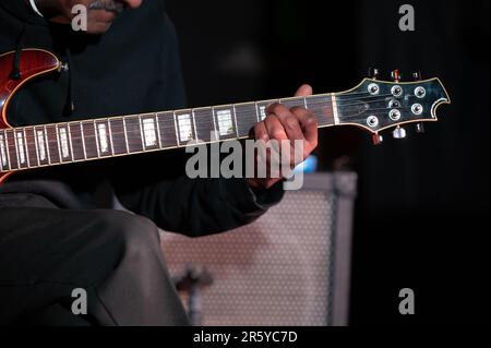 L'uomo ha visto suonare la sua chitarra all'evento Foto Stock