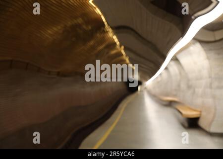 Che soffre di allucinazioni. Immagine distorta della stazione della metropolitana Foto Stock