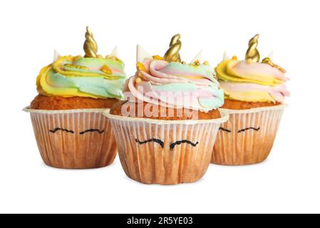 Tortini dolci e carini di unicorno isolati su bianco Foto Stock