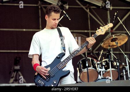 Milano Italia 1994-07-08 : il bassista Henry Bogdan della band elmetto durante il concerto dal vivo al Sonoria Festival Foto Stock