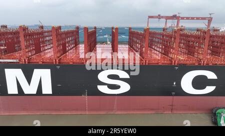 SUZHOU, CINA - 6 GIUGNO 2023 - MSC MARIELLA, la più grande nave container di nuova costruzione del mondo, inizia il suo processo in mare con l'aiuto di rimorchiatori a Suzhou Foto Stock