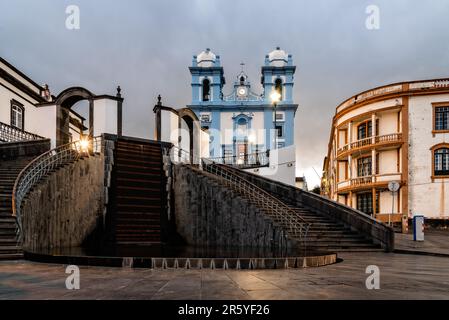 Foto notturna della chiesa di Misericordia e scalinata dal porto di Angra do Heroismo. Isola di Terceira, Azzorre, Portogallo Foto Stock