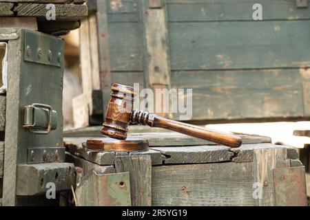 Il gavel del giudice si trova su una cassa di munizioni di legno, un tribunale militare, un tribunale Foto Stock