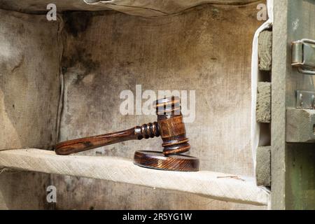 Il gavel del giudice si trova su una cassa di munizioni di legno, un tribunale militare, un tribunale Foto Stock