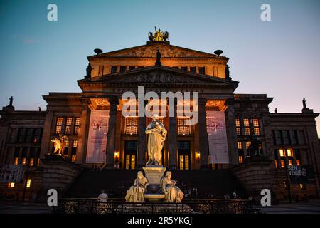 Monumento e sala concerti Berlin Schiller (Konzerthaus) a Gendarmenmarkt - Germania Foto Stock