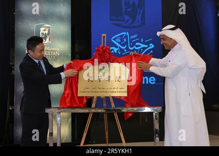 Riyadh, Arabia Saudita. 4th giugno, 2023. Yin Lijun (L), responsabile dell'ambasciata cinese, e Ahmed Bin Saleh al-Yamani, presidente dell'Università del Principe Sultano, inaugurano l'Istituto Confucio presso l'Università del Principe Sultano a Riyadh, Arabia Saudita, 4 giugno 2023. L'Arabia Saudita ha inaugurato l'Istituto Confucio presso l'Università del Principe Sultano, nella capitale del regno Riyadh, segnando l'apertura ufficiale del primo di tale istituto nel regno. Credit: Wang Haizhou/Xinhua/Alamy Live News Foto Stock