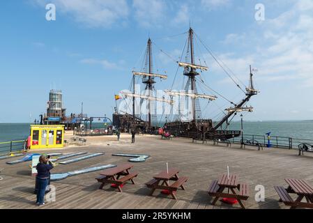 Replica 17th ° secolo galeone spagnolo a Southend Pier, Southend on Sea, Essex, Regno Unito. El Galeon, Galeon Andalucia accanto Foto Stock