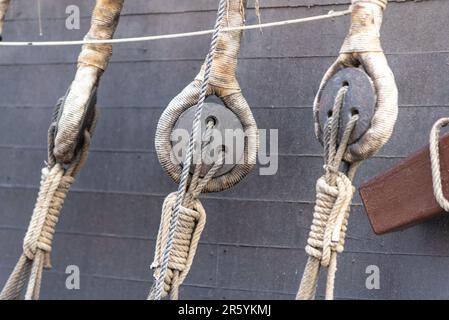 Replica 17th ° secolo galeone spagnolo a Southend Pier, Southend on Sea, Essex, Regno Unito. Dettaglio di rigging con corde e deadeyes in legno Foto Stock