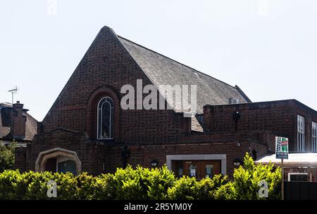 Tetto apribile di una sinagoga, Edgware, Barnet, Inghilterra, Regno Unito. Foto Stock