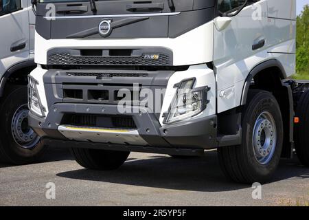 Nuovo camion Volvo FMX per impieghi gravosi bianco per edilizia parcheggiato in un cortile. Vista frontale, dettaglio. Forssa, Finlandia. Giugno 10, 2022. Foto Stock