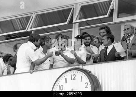 Foto del file datata 02-08-1981 di Ian Botham e dei compagni di squadra che celebrano sul balcone di Edgbaston. La serie 1981 era grande writ della teoria del Caos, mentre l'Inghilterra ed il loro uomo principale mercurial passarono dalle profondità della disperazione al brindisi della nazione in poche settimane. Data di emissione: Martedì 6 giugno 2023. Foto Stock