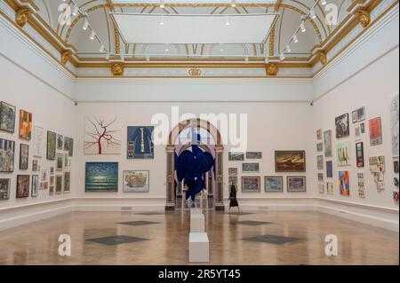 Royal Academy of Arts, Burlington House, Piccadilly, Londra, Regno Unito. 5th giugno, 2023. La RA Summer Exhibition è la più grande mostra d'arte contemporanea a sottomissione aperta al mondo e si svolge ogni anno senza interruzioni dal 1769. La fiera 255th si svolge dal 13 giugno al 20 agosto 2023. Credito: Malcolm Park/Alamy Foto Stock