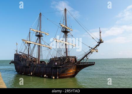 Replica 17th ° secolo galeone spagnolo lasciando Southend Pier, Southend on Sea, Essex, Regno Unito. Spostandosi verso l'estuario del Tamigi Foto Stock