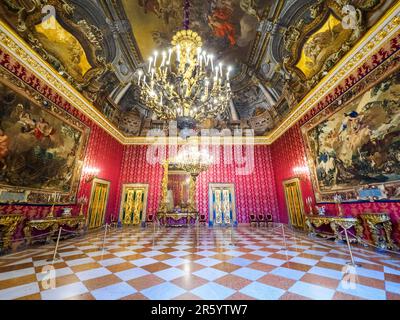 Mobili e arazzi di stile neo-barocco della Manifacture Royale des Gobelins (2nd metà del 19th ° secolo durante il periodo Savoia) nel primo Antechambar (salone diplomatico) nel Palazzo reale di Napoli che nel 1734 divenne la residenza reale dei Borboni - Napoli, Italia Foto Stock