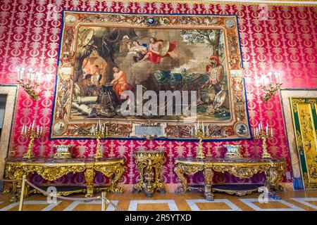 Mobili e arazzi di stile neo-barocco della Manifacture Royale des Gobelins (2nd metà del 19th ° secolo durante il periodo Savoia) nel primo Antechambre (Salon diplomatico) nel Palazzo reale di Napoli che nel 1734 divenne la residenza reale dei Borboni - Napoli, Italia Foto Stock