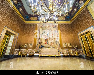 Mobili in stile neo-rococò e arazzi del 18th° secolo napoletani nella terza anticamera del Palazzo reale di Napoli che nel 1734 divenne residenza reale dei Borboni - Napoli, Italia Foto Stock