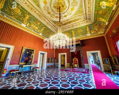 La Sala del Trono del Palazzo reale di Napoli che nel 1734 divenne la residenza reale dei Borboni - Napoli, Italia Foto Stock