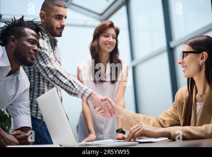 Immagine di un gruppo di uomini d'affari seduti insieme in una riunione. Foto Stock