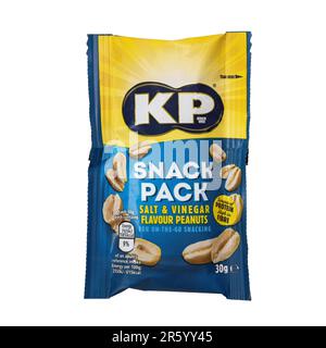 SWINDON, Regno Unito - 6 GIUGNO 2023: Snack Pack di sale KP e Aceto Peanuts su sfondo bianco Foto Stock