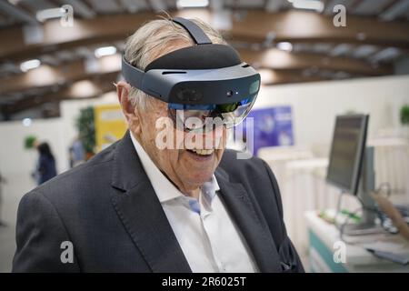 Uomo anziano che indossa occhiali per realtà virtuale in una fiera tecnologica. Milano Italia - Aprile 2023 Foto Stock