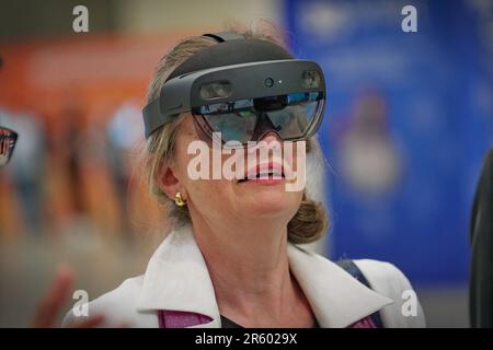 Donna che indossa occhiali per realtà virtuale in una fiera tecnologica. Milano Italia - Aprile 2023 Foto Stock