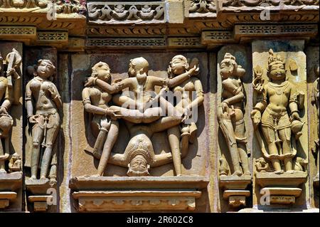 Sculture scolpite altamente ornate sulla parete del Tempio di Lakshmana a Khajuraho stato Madhya Pradesh India Foto Stock