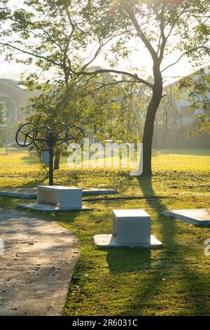 Palestra all'aperto in un parco pubblico. Bella luce del mattino. Foto Stock