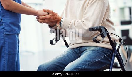 Tratta ogni paziente come un regalo. un'infermiera femminile irriconoscibile che tiene i pazienti anziani a portata di mano. Foto Stock