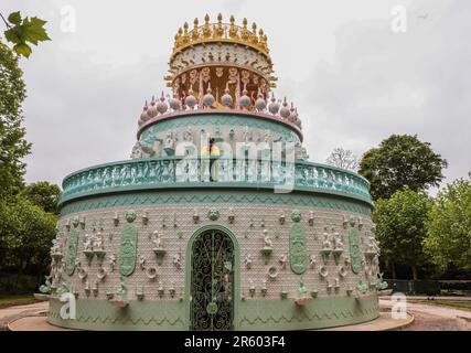 Waddesdon Manor, Buckinghamshire, Regno Unito. 6th giugno, 2023. Wedding Cake - un padiglione scultoreo alto 12 metri sotto forma di una torta nuziale a tre livelli, rivestita interamente in più di 25k piastrelle di ceramica - è una grande nuova opera del celebre artista portoghese Joana Vasconcelos, (nella foto) scultura in parte, in parte giardino architettonico follia, torta nuziale è uno straordinario, enorme, Scultura completamente immersiva che combina pâtisserie e architettura.Paul Quezada-Neiman/Alamy Live News Credit: Paul Quezada-Neiman/Alamy Live News Foto Stock