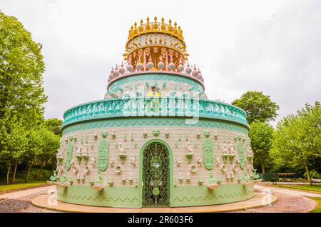 Waddesdon Manor, Buckinghamshire, Regno Unito. 6th giugno, 2023. Wedding Cake - un padiglione scultoreo alto 12 metri sotto forma di una torta nuziale a tre livelli, rivestita interamente in più di 25k piastrelle di ceramica - è una grande nuova opera del celebre artista portoghese Joana Vasconcelos, (nella foto) scultura in parte, in parte giardino architettonico follia, torta nuziale è uno straordinario, enorme, Scultura completamente immersiva che combina pâtisserie e architettura.Paul Quezada-Neiman/Alamy Live News Credit: Paul Quezada-Neiman/Alamy Live News Foto Stock