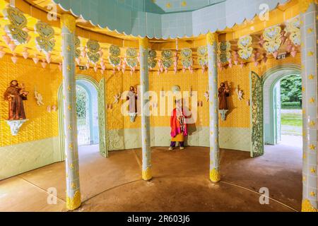 Waddesdon Manor, Buckinghamshire, Regno Unito. 6th giugno, 2023. Wedding Cake - un padiglione scultoreo alto 12 metri nella forma di una torta di nozze a tre livelli, rivestito interamente in più di 25k piastrelle di ceramica - è un grande nuovo lavoro da celebrato artista portoghese Joana Vasconcelos.(nella foto) parte scultura, parte architettura giardino follia, torta di nozze è uno straordinario, enorme, Scultura completamente immersiva che combina pâtisserie e architettura.Paul Quezada-Neiman/Alamy Live News Credit: Paul Quezada-Neiman/Alamy Live News Foto Stock