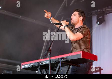 Roy Stride di Scouting for Girls che si esibisce al Wychwood Festival, Cheltenham, Regno Unito. Giugno 3, 2023 Foto Stock