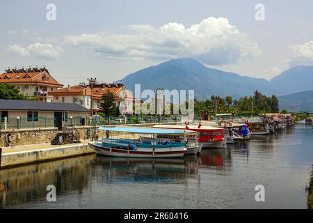 Canal con barche da diporto presso la popolare città turistica di Fethiye costa turchese nel sud-ovest della Turchia, una popolare destinazione di vacanza Foto Stock