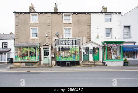 Il negozio del calzolaio di Nelson a Settle, North Yorkshire, con una finestra decorata che fa riferimento all'incoronazione di Re Carlo. Foto Stock