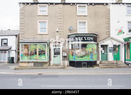 Il negozio del calzolaio di Nelson a Settle, North Yorkshire, con una finestra decorata che fa riferimento all'incoronazione di Re Carlo. Foto Stock