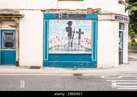 Ricordo dei morti di guerra utilizzando opere d'arte su una vetrina d'angolo in Station Rd, Settle, North Yorkshire. Foto Stock