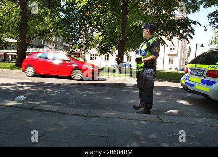 Polizia stradale con laser lungo una strada in una città. Foto Stock