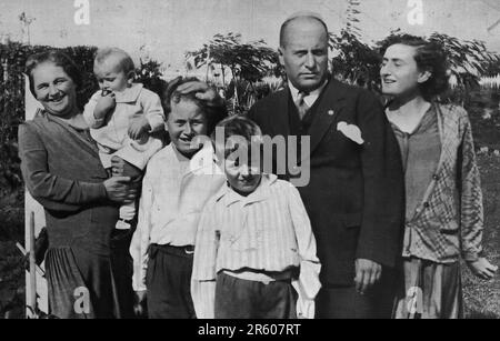 Il dittatore italiano Mussolini con la sua famiglia Foto Stock