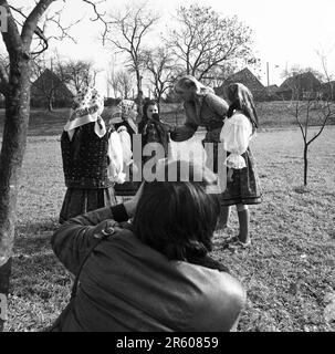 Giornalista rumeno Sanziana Pop a Sapanta, Maramures, circa 1981 Foto Stock